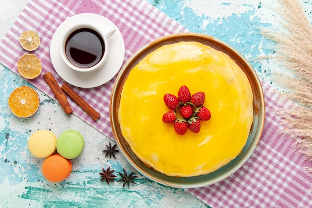 Vue de dessus délicieux gâteau avec tasse de thé sur la surface bleue biscuit gâteau biscuits tarte sucrée thé au sucre