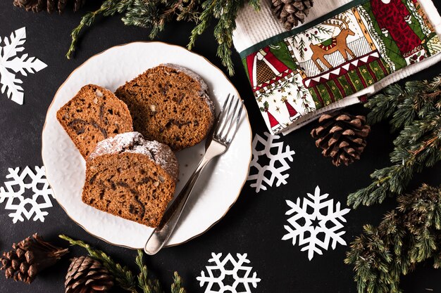 Vue de dessus délicieux gâteau en tranches pour la fête de Noël