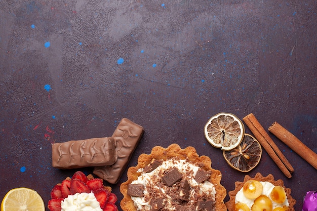 Vue De Dessus De Délicieux Gâteaux Avec De La Cannelle Et Des Bonbons Sur La Surface Sombre