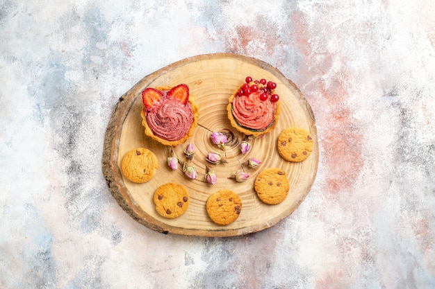 Vue de dessus de délicieux gâteaux crémeux avec des biscuits