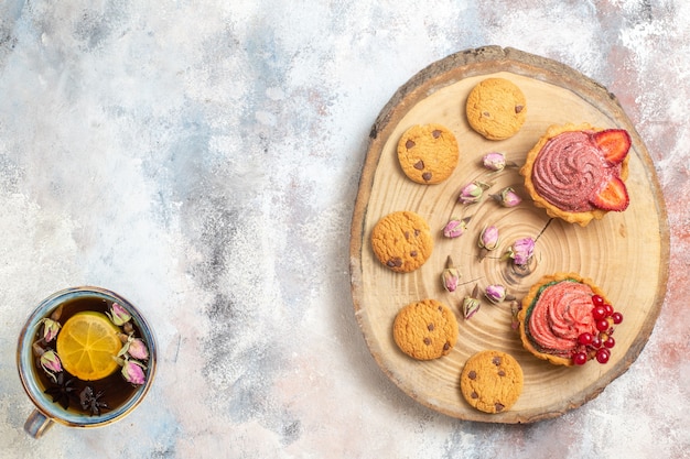 Vue de dessus de délicieux gâteaux crémeux avec du thé