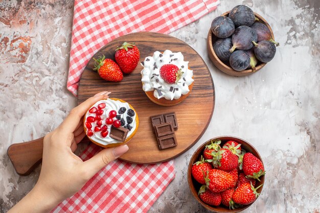 Vue de dessus de délicieux gâteaux avec des fruits frais sur fond clair