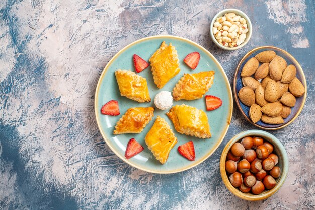 Vue De Dessus De Délicieux Gâteaux Sucrés Avec Des Noix Sur Fond Bleu