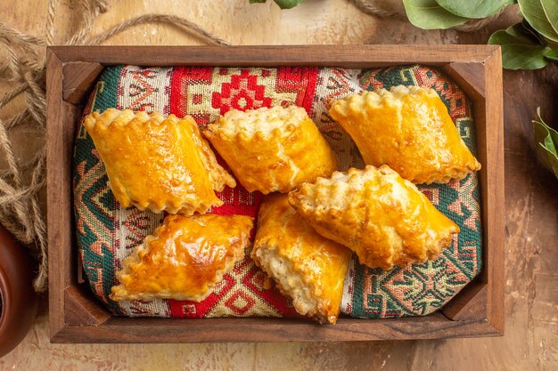 Vue de dessus de délicieux gâteaux sucrés sur une surface en bois