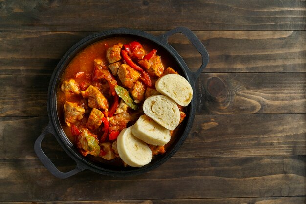 Vue de dessus délicieux goulash sur table en bois