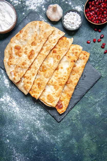 Vue de dessus de délicieux gutabs minces délicieux petits pains chauds avec de la viande sur fond sombre pâtisserie cuire au four à tarte couleur pâte repas au four