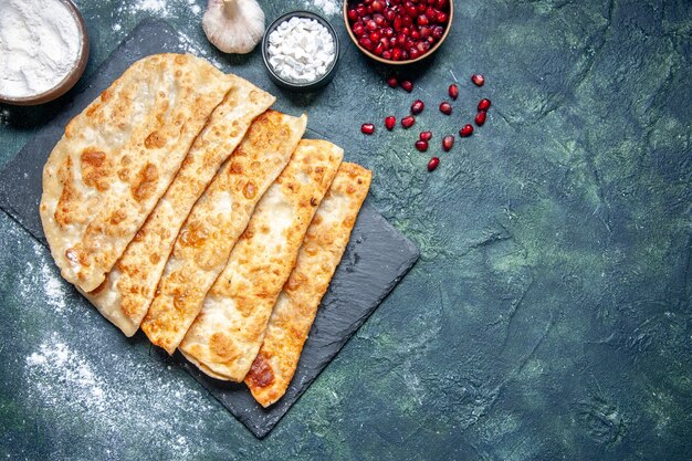 Vue de dessus de délicieux gutabs minces délicieux petits pains chauds avec de la viande sur fond sombre pâtisserie cuire au four à tarte couleur pâte repas au four