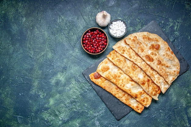 Photo gratuite vue de dessus de délicieux gutabs minces délicieux petits pains chauds avec de la viande sur fond sombre pâtisserie cuire au four à tarte repas couleur pâte four