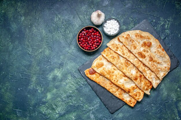 Vue de dessus de délicieux gutabs minces délicieux petits pains chauds avec de la viande sur fond sombre pâtisserie cuire au four à tarte repas couleur pâte four