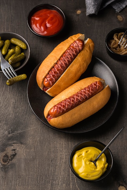 Vue de dessus de délicieux hot-dogs sur assiette