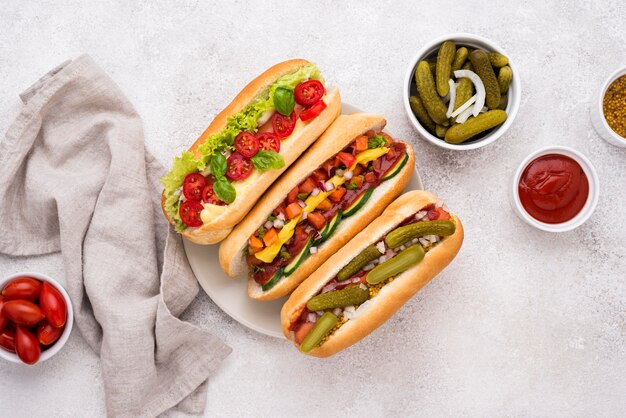 Vue de dessus de délicieux hot-dogs aux légumes