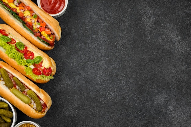 Photo gratuite vue de dessus de délicieux hot-dogs