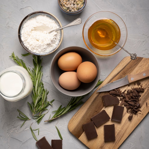 Photo gratuite vue de dessus de délicieux ingrédients muffin