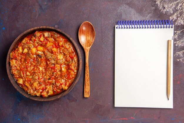 Vue de dessus de délicieux légumes cuits tranchés avec sauce sur fond sombre soupe sauce repas légumes nourriture