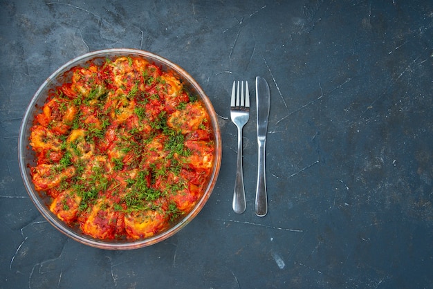 Vue de dessus de délicieux légumes cuits avec de la viande hachée et des légumes verts à l'intérieur de la casserole sur un plat bleu repas viande table familiale cuisine nourriture