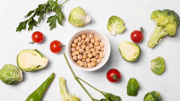 Vue de dessus de délicieux légumes sur fond blanc