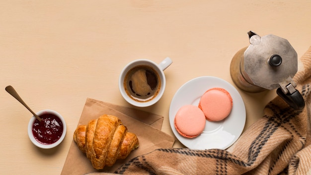 Vue De Dessus De Délicieux Macarons Et Croissant