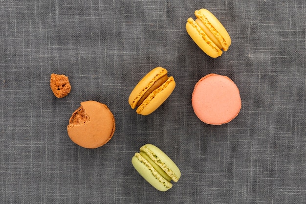 Vue de dessus de délicieux macarons sur la table