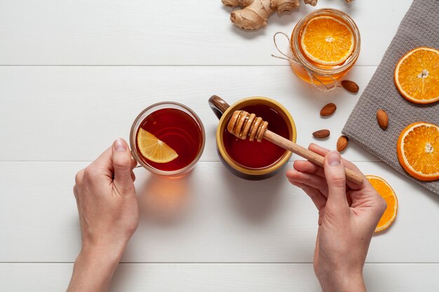 Vue de dessus délicieux miel avec des tranches d'orange