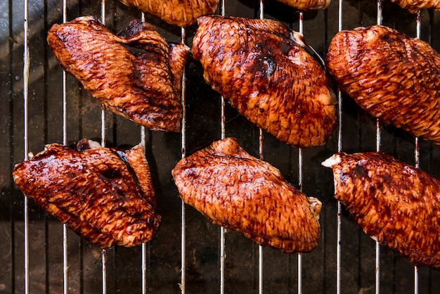 Une vue de dessus de délicieux morceaux de viande de poulet sur une grille en métal