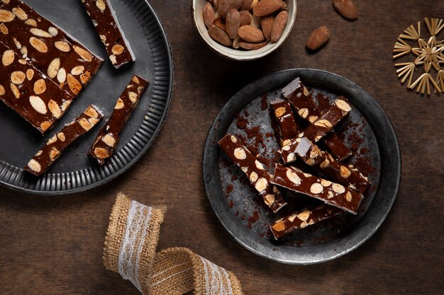 Vue de dessus de délicieux nougats et amandes