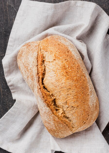 Vue de dessus délicieux pain blanc sur tissu