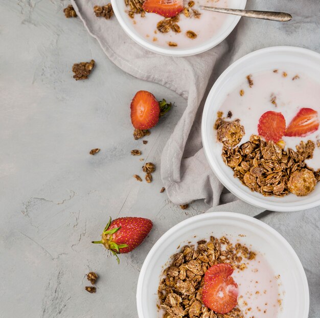 Vue de dessus délicieux petit déjeuner prêt à être servi