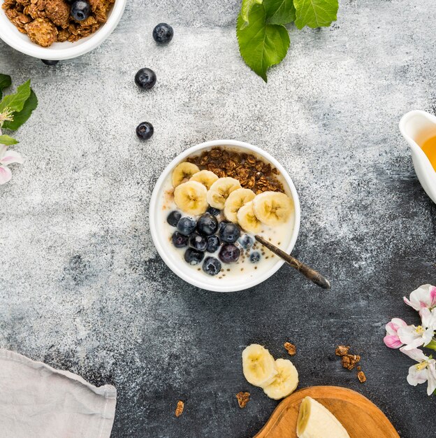 Vue de dessus délicieux petit déjeuner prêt à être servi