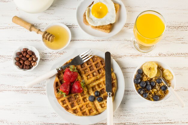 Vue de dessus délicieux petit déjeuner