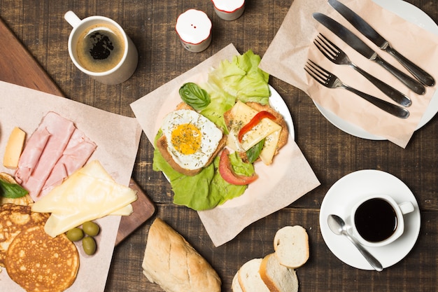 Vue de dessus délicieux petit déjeuner