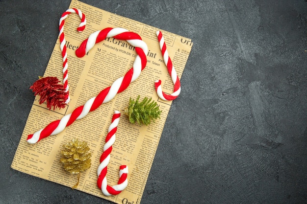 Photo gratuite vue de dessus de délicieux petits biscuits faits maison pour noël