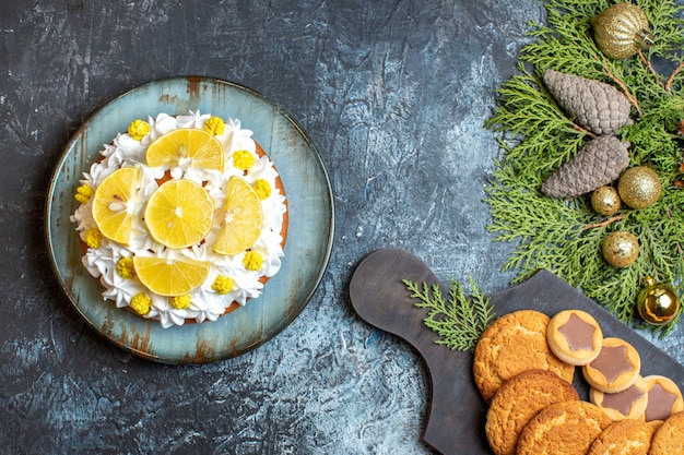 Vue de dessus de délicieux petits biscuits avec gâteau aux fruits