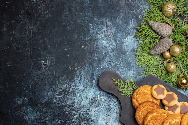 Vue de dessus de délicieux petits biscuits avec des jouets et une branche verte