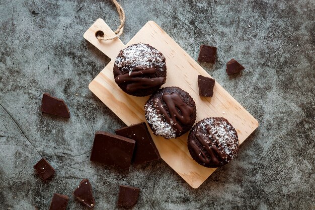 Vue de dessus de délicieux petits gâteaux au chocolat