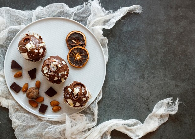 Vue de dessus de délicieux petits gâteaux au chocolat