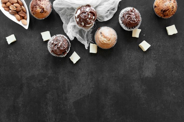 Vue de dessus de délicieux petits gâteaux au chocolat