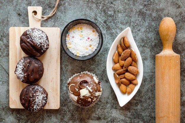 Vue de dessus de délicieux petits gâteaux au chocolat