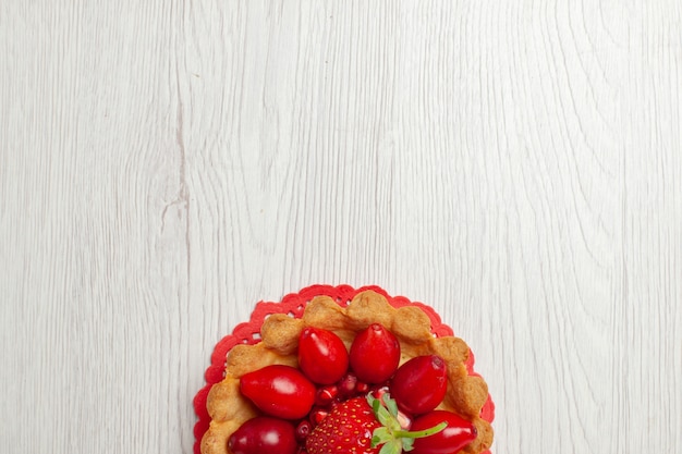 Photo gratuite vue de dessus de délicieux petits gâteaux aux fruits sur un bureau blanc