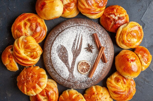 Vue de dessus de délicieux petits pains sucrés sur fond sombre