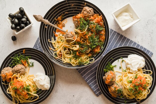 Vue de dessus délicieux plat de pâtes et boulettes de viande