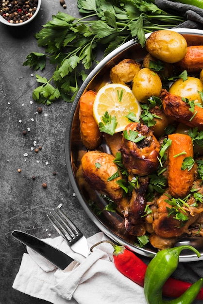 Vue de dessus de délicieux plats de pommes de terre et de carottes