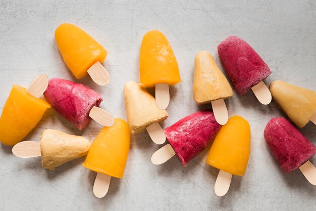 Photo gratuite vue de dessus de délicieux popsicles fruités