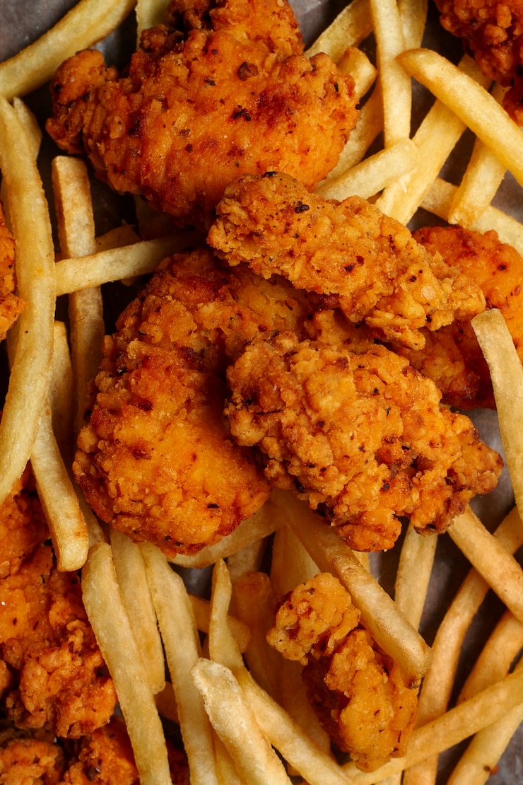 Photo gratuit vue de dessus délicieux poulet désossé et frites