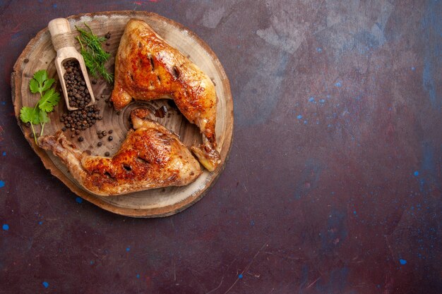 Vue de dessus délicieux poulet frit avec du poivre sur un espace sombre