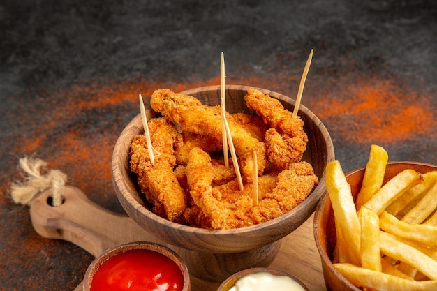 Vue de dessus d'un délicieux poulet frit avec des frites