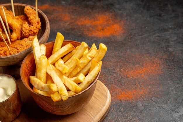 Vue de dessus d'un délicieux poulet frit avec des frites