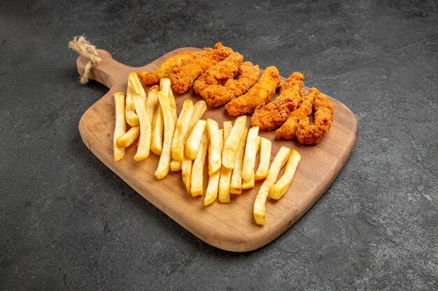 Vue de dessus d'un délicieux poulet frit avec des frites