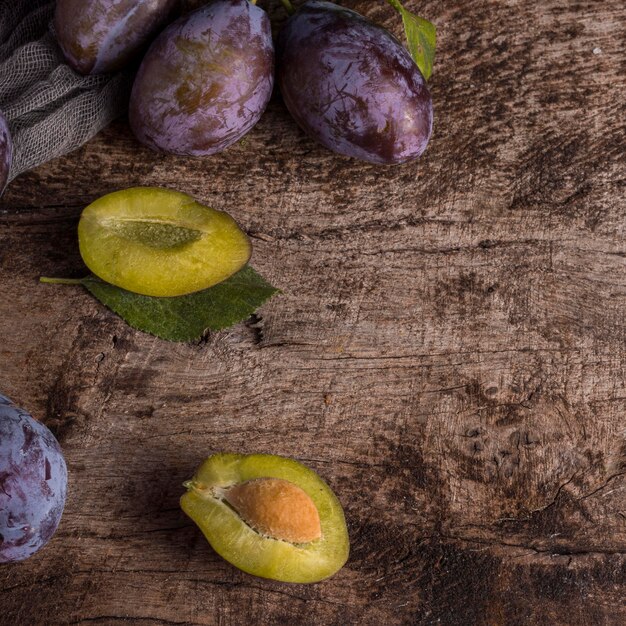 Vue de dessus de délicieux prunes arrangement