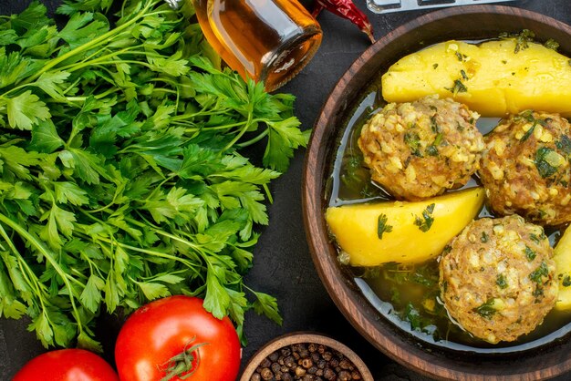 Vue de dessus d'un délicieux repas de boulettes de viande de légumes frais pointes de poivre vert sur fond noir