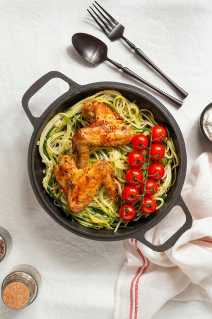 Vue de dessus délicieux repas avec du poulet